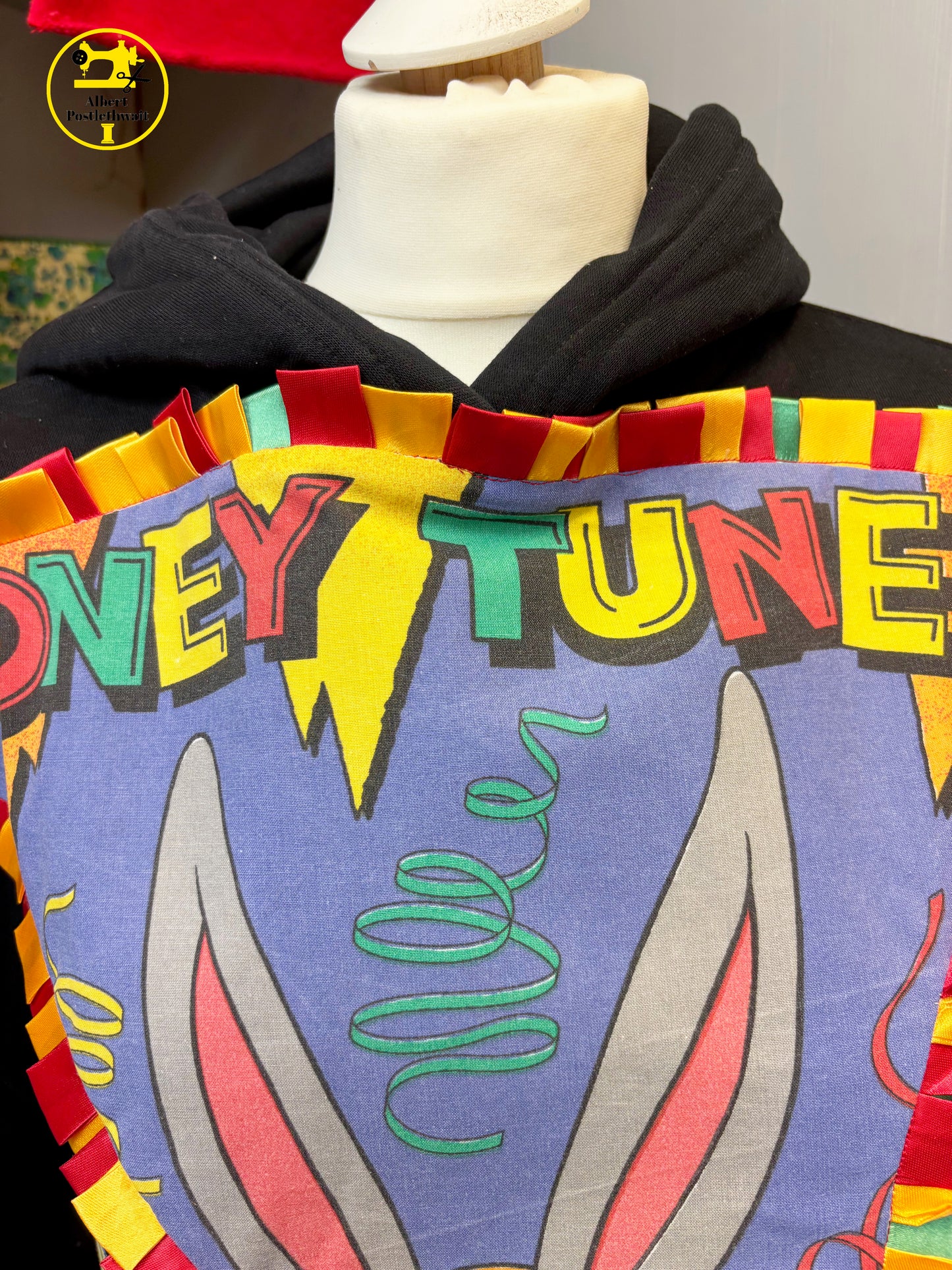 Looney Tunes Hoodie Size Medium