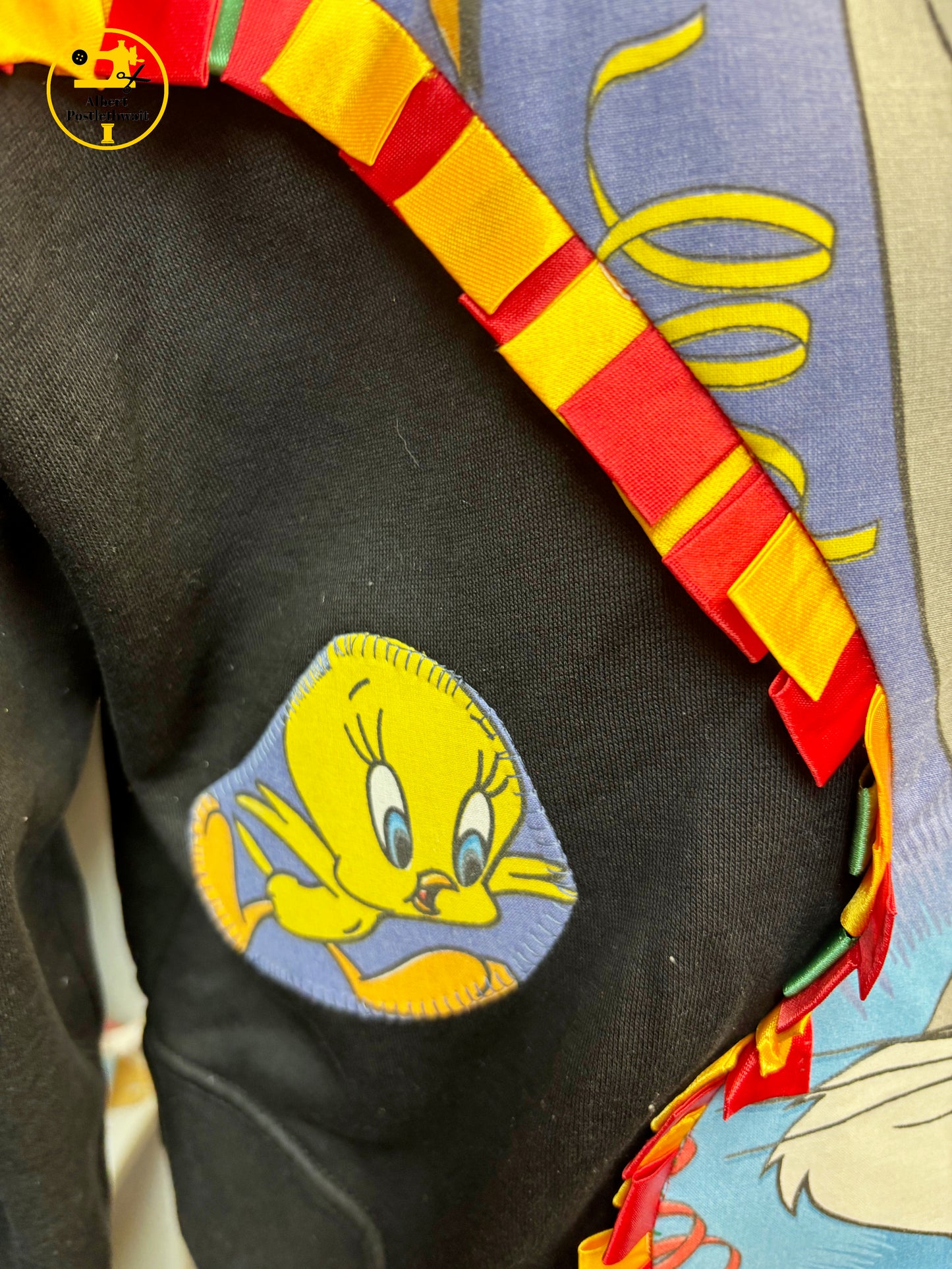 Looney Tunes Hoodie Size Medium